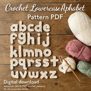 Può includere: Un modello PDF di alfabeto all'uncinetto con lettere minuscole color crema. Le lettere sono disposte su una superficie di legno, insieme a gomitoli di filato color crema, rosa e verde. Il testo recita "Crochet Lowercase Alphabet" e "Pattern PDF".