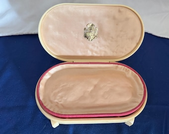 Vintage Deltah Pearl Necklace Case