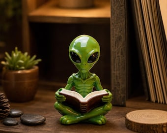 Estatueta de alienígena lendo, decoração de estante de livros alienígena, estátua de resina de ficção científica, enfeite de mesa peculiar, decoração espacial para quarto, presente para amante de livros