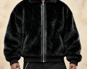 Könnte beinhalten: Eine schwarze Bomberjacke aus Kunstfell mit hohem Kragen, langen Ärmeln mit gerippten Bündchen und einem mittigen Reißverschluss aus silberfarbenem Metall. Die Jacke hat einen glatten schwarzen Besatz entlang der Reißverschlussleiste.