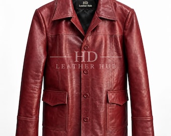 Könnte beinhalten: Eine dunkelrote Lederjacke mit spitzem Kragen, Knopfleiste und zwei aufgesetzten Pattentaschen vorne. Das Innenetikett trägt die Aufschrift HD Leather Hub, und derselbe Text ist in Weiß in der Mitte der Jacke aufgedruckt.