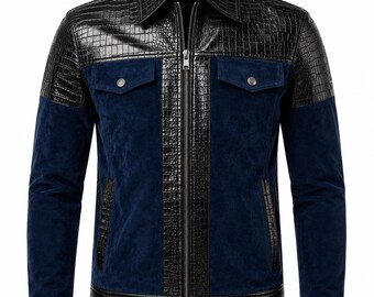 Könnte beinhalten: Eine Jacke mit einer Kombination aus schwarzen, krokodilgeprägten Einsätzen und tiefblauen Wildlederabschnitten. Das Design umfasst einen spitzen Kragen, einen durchgehenden Frontreißverschluss, zwei Brusttaschen mit Knopfklappen und zwei Seitentaschen.