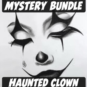 Peut inclure: Une illustration graphique en noir et blanc d'un visage de clown aux yeux fermés, avec un maquillage sombre et dramatique, un petit nez et un large sourire. Le texte HAUNTED CLOWN MYSTERY BUNDLE est imprimé en blanc sur des bandes noires.