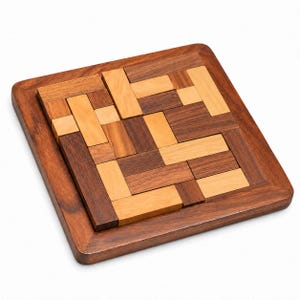 Puede incluir: Un rompecabezas de madera con un marco cuadrado y piezas rectangulares en tonos marrones y beige. Las piezas encajan en el marco, creando un patrón geométrico. Se aprecia la veta de la madera. El rompecabezas es de madera.