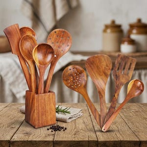 K&ouml;nnte beinhalten: Eine Sammlung von K&uuml;chenutensilien aus Holz, darunter L&ouml;ffel, Spatel und geschlitzte Werkzeuge, die auf einem Holztisch angeordnet sind. Die Utensilien haben eine warme, nat&uuml;rliche Holzmaserung. Ma&szlig;e in Zentimetern.