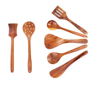 K&ouml;nnte beinhalten: Eine Sammlung von K&uuml;chenutensilien aus Holz, darunter ein Pfannenwender, ein Sch&ouml;pfl&ouml;ffel und verschiedene andere Kochl&ouml;ffel. Die Utensilien sind aus warmem, mittelbraunem Holz gefertigt.