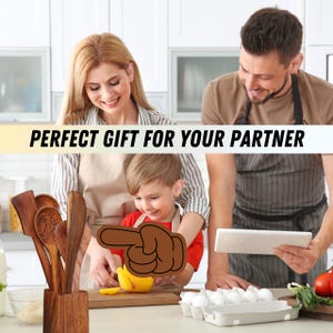 K&ouml;nnte beinhalten: Ein Set aus h&ouml;lzernen K&uuml;chenutensilien in einem Holzhalter. Die Utensilien umfassen einen Sch&ouml;pfl&ouml;ffel, einen Spatel und andere Kochutensilien. Das Bild enth&auml;lt den Text "PERFECT GIFT FOR YOUR PARTNER".