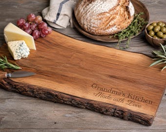 Gepersonaliseerde charcuterieplank met live rand, gegraveerde houten kaasplank, oma keukensnijplank, rustiek housewarmingcadeau