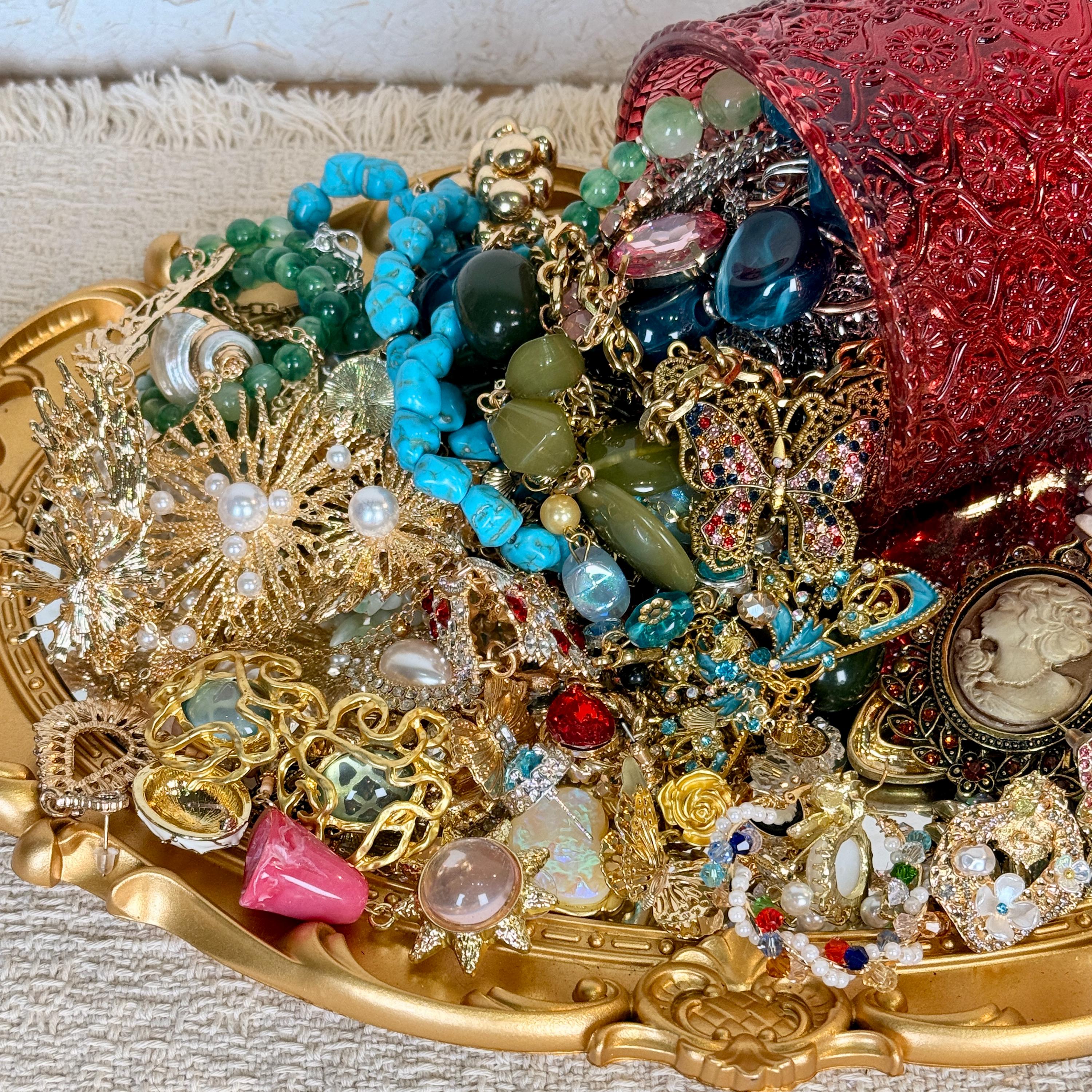 アクセサリーまとめ売り[mystery jewelry] © Thrifted jewelry mystery box - Etsy 日本