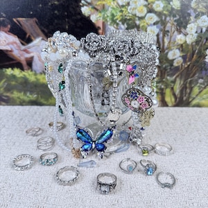 Caja sorpresa de accesorios de joyería / Collares apilables, anillos, pendientes, pulsera (mezcla aleatoria) / Estilo minimalista, moderno, chic y vintage / Caja sorpresa de regalo