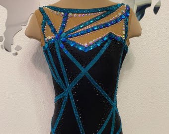 Exquisitos overoles de gimnasia rítmica para actuaciones con diamantes de imitación