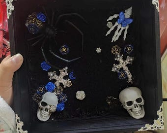 Caja expositora gótica para muñecas BJD, rosas azul oscuro, calaveras, cruces, marco negro (escala 1/12-1/4)