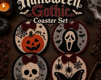 Puede incluir: Un juego de cuatro posavasos redondos de ganchillo con diseños de Halloween que incluyen una calabaza, una máscara de fantasma, una calavera y una mariposa, cada uno con un pequeño lazo rojo oscuro. El texto "Halloween Gothic Coaster Set" aparece arriba.