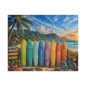 Puede incluir: Un rompecabezas colorido que presenta una escena de playa tropical con tablas de surf, una bicicleta y un poste indicador. Las tablas de surf son de varios colores, incluyendo amarillo, turquesa, azul, morado, naranja y rojo. El poste indica "North Shore", "Waikiki", "Haleiwa" y "Sunset Beach".