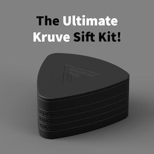 Può includere: Un set di setacci per caffè triangolare nero opaco con strati impilati, che riporta il testo The Ultimate Kruve Sift Kit! in alto. Il lato del dispositivo mostra marcature numeriche in rilievo, tra cui 400, 600, 1000 e 1400 per misurazioni precise.