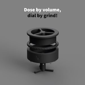 Può includere: Un macinacaffè nero con la scritta "Dose by volume, dial by grind!". Il macinacaffè ha una parte superiore circolare con un design a forma di croce, un corpo cilindrico e una base con un supporto a tre gambe. Il design è moderno e minimalista.