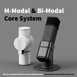 Könnte beinhalten: Zwei Kaffee-Geräte vor grauem Hintergrund. Der Text "M-Modal & Bi-Modal Core System" steht oben. Ein Gerät ist weiß mit dem Namen "PIETRO". Das andere ist schwarz und grau.