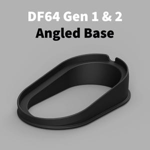 Könnte beinhalten: Schwarze, abgewinkelte Basis für DF64 Gen 1 & 2, mit dem Text "DF64 Gen 1 & 2 Angled Base" in Weiß. Die Basis hat eine gebogene, ovale Form mit erhabenem Rand und einer Kerbe.