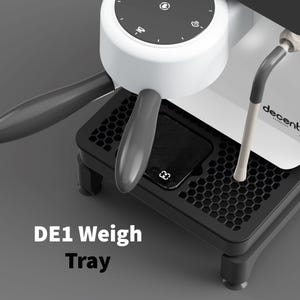 Könnte beinhalten: Ein Set aus drei Keramikbechern mit gesprenkelter, matter Oberfläche. Die Becher sind in den Farbtönen Creme, Hellgrau und Dunkelgrau gehalten. Jeder Becher hat ein schlichtes, minimalistisches Design und einen abgerundeten Griff.