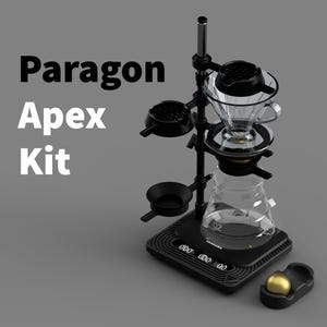 Könnte beinhalten: Das Paragon Apex Kit ist ein schwarzes Kaffeebrühsystem mit einem vertikalen Ständer, einem Glastropfer, einer Glaskaraffe und einer digitalen Waagenbasis. Der Text Paragon Apex Kit ist links zu sehen. Ein kleiner schwarzer Halter mit Goldkugel.
