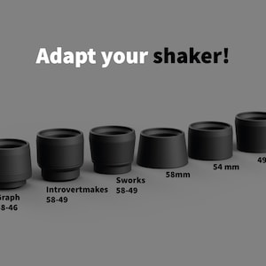 Puede incluir: Exhibición de seis adaptadores de coctelera negros, cada uno con un diseño y tamaño diferente. El texto "Adapt your shaker!" está en la parte superior. Las medidas son en milímetros, de 49 mm a 58 mm.
