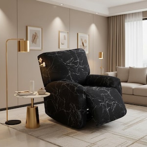 Könnte beinhalten: Ein schwarzer Relaxsessel mit weißem Marmormuster. Der Sessel steht in einem Wohnzimmer, mit einer goldenen Stehlampe und einem kleinen Beistelltisch. Der Raum hat neutrale Wände und einen gemusterten Teppich.