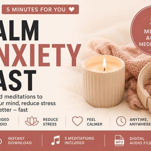 Może przedstawiać: Obraz promujący produkt do medytacji. Tekst brzmi "CALM ANXIETY FAST". Zapalona świeca, słuchawki i miękki koc znajdują się w tle. Ikony wskazują na dźwięk z przewodnikiem, redukcję stresu i natychmiastowe pobieranie.