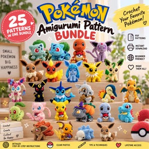 以下が含まれることがあります： 様々なカラフルなポケモンキャラクターをモチーフにした、25種類のあみぐるみかぎ針編みパターンバンドルのデジタル広告。木製の棚に並べられた手作りの小さな毛糸のフィギュアが多数写っており、PDFパターン、即時ダウンロード、初心者向けの指示に関するテキストが記載されています。