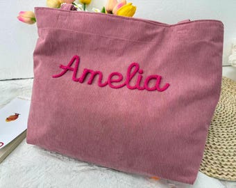 Handwerkliche Textur trifft auf persönlichen Ausdruck — ein zeitloses Accessoire für jede Reise