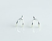 Winzige Wish Bone Ohrringe in Silber. Wishbone Silber Ohrringe. Machen Sie einen Wunsch. Abschluss Geschenk. Minimalist. Viel Glück. Promi-inspiriert.