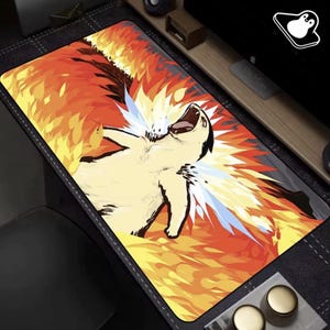 Könnte beinhalten: Rechteckiges Mauspad mit einer Cartoonfigur, umgeben von Flammen und Ausbrüchen blauer und weißer Energie. Die Farbpalette umfasst Gelb-, Orange- und Rottöne.