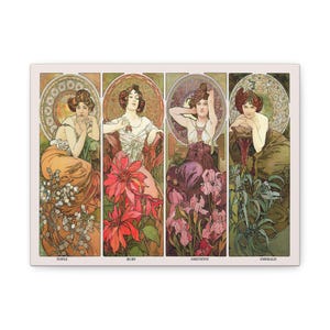 Könnte beinhalten: Rechteckiger Kunstdruck mit vier Jugendstil-Tafeln. Jede Tafel zeigt eine Frau mit floralen Elementen und den Namen "Topas", "Rubin", "Amethyst" und "Smaragd". Das Kunstwerk hat eine Vintage-Ästhetik mit einer gedämpften Farbpalette.