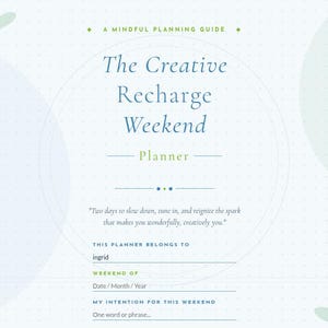 Peut inclure: Un agenda bleu clair intitulé "The Creative Recharge Weekend Planner". La couverture comprend le texte "A Mindful Planning Guide". L'agenda a de l'espace pour écrire le nom du propriétaire, les dates du week-end et les intentions.