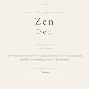 Puede incluir: Una carpeta beige para la gestión del hogar con las palabras "Zen Den" en una fuente serif. Debajo, el texto dice "Un hogar en armonía es una vida en flor". Pequeñas etiquetas rectangulares incluyen "Rituales de limpieza".
