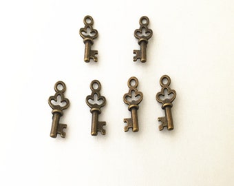 50pcs Antique bronze clé breloque pendentif 7mmx17mm