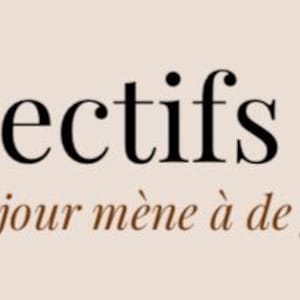 Peut inclure: Texte français sur fond beige. Le titre "Mes objectifs du mois" est écrit en caractères noirs. En dessous, une citation : "Un petit pas chaque jour mène à de grands changements!"