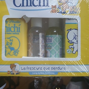 以下が含まれることがあります： 青色の「Chichí」ブランドの黄色いベビーケアキット。 キットにはベビーパウダー、シャンプー、その他の化粧品が含まれています。 パッケージには、赤ちゃんやテディベアのイラストと「Long lasting freshness」というテキストが描かれています。
