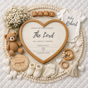 Puede incluir: Un tablero de anuncios en forma de corazón con el texto "When the time is right, The Lord will make it happen. Isaiah 60:22, August 2026." Alrededor, artículos para bebés, incluyendo un oso de peluche, ropa de bebé y bloques de madera "BABY".