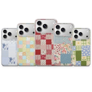 Puede incluir: Cinco fundas para teléfono con diseños de patchwork coloridos. Cada funda presenta un patrón diferente, incluyendo flores, lunares y cuadrados geométricos en tonos rojos, azules, verdes y amarillos. Las fundas tienen un borde transparente y un recorte para la cámara.