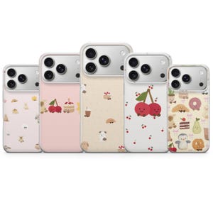 Könnte beinhalten: Fünf Smartphone-Hüllen in einer Reihe, jede mit einem einzigartigen Muster aus kleinen, niedlichen, illustrierten Figuren und Lebensmitteln. Die Designs zeigen Kirschen, Kuchen, Gebäck und Tiere auf hellrosa, cremefarbenen und transparenten Hintergründen.
