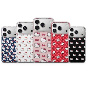 Può includere: Cinque custodie per telefono con diversi motivi di Hello Kitty. Le custodie hanno bordi trasparenti e alloggiamenti per fotocamera argentati. I motivi includono sfondi blu navy, bianchi, rosa, rossi e neri con il personaggio.