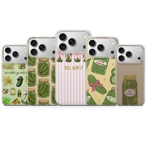 Op de afbeelding: Vijf telefoonhoesjes met augurk-ontwerpen. Eén hoesje heeft de tekst "Dill With It" op een roze gestreepte achtergrond. Andere hoesjes tonen augurkenpotten, augurken en de tekst "I Love Pickles".