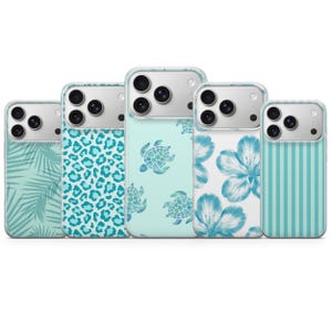 Pode incluir: Cinco capas de telefone com vários designs. As capas apresentam uma borda transparente e uma estrutura de câmera prateada. Os designs incluem um padrão de folha de palmeira, estampa de leopardo, padrão de tartaruga, estampa floral e listras verticais. A paleta de cores é principalmente azul e branco.