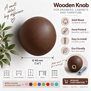 Può includere: Un pomello rotondo in legno marrone scuro con superficie testurizzata, che misura 40 mm di diametro. Il pomello è dotato di un inserto in metallo per un fissaggio sicuro e include una vite. Il testo include Wooden Knob, Solid Wood, Hand Painted, Easy to Install e Eco-Friendly.