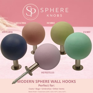 Op de afbeelding: Een set van drie keramische mokken met een gespikkelde, matte afwerking. De mokken zijn in crème, lichtgrijs en donkergrijs. Elke mok heeft een eenvoudig, minimalistisch ontwerp.