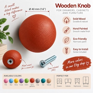Può includere: Un pomello rotondo in legno massello color terracotta, con un diametro di 40 mm. Il pomello presenta una finitura opaca liscia, un inserto in metallo per un fissaggio sicuro e include una vite M4 per l'installazione su cassetti o armadietti.