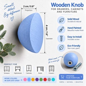 Könnte beinhalten: Ein hellblauer Holzknopf für Schubladen, Schränke und Möbel. Er hat einen Durchmesser von 4 cm und eine Ausladung von 2 cm. Der Knopf enthält einen Metalleinsatz für einen sicheren Halt und eine Schraube. Text beinhaltet: Wooden Knob.