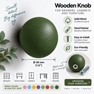 Puede incluir: Un pomo de madera redondo de color verde bosque con acabado texturizado para muebles. El pomo tiene un diámetro de 40 mm. Cuenta con un inserto metálico para un ajuste seguro e incluye un tornillo de tamaño estándar M4 para su instalación.
