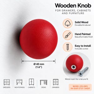 Op de afbeelding: Een ronde, rode houten knop voor meubels met een diameter van 40 mm. De tekst luidt: Wooden Knob for drawers, cabinets and furniture, Solid Wood, Hand Painted, Easy to Install, Metal insert for a secure fit, More colors in our Etsy shop.