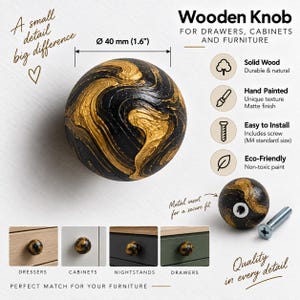 Op de afbeelding: Een ronde houten knop met een zwart en goud gemarmerde afwerking, met een diameter van 40 mm. De knop is voorzien van een metalen inzetstuk voor een schroef, die is inbegrepen. Tekst op de afbeelding: Wooden Knob for drawers, cabinets and furniture.